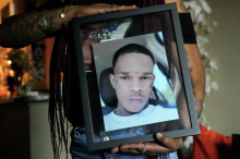 Larhonda Biggles holds a photo of her son, Jaquaree Simmons. Photo via Houston Chronicle